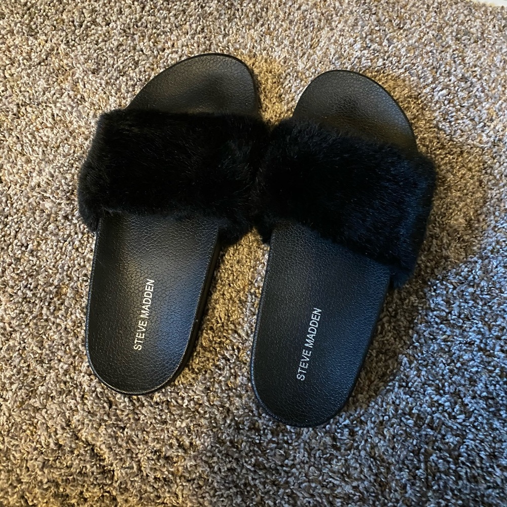 Size 9 fuzzy slide Steve Madden